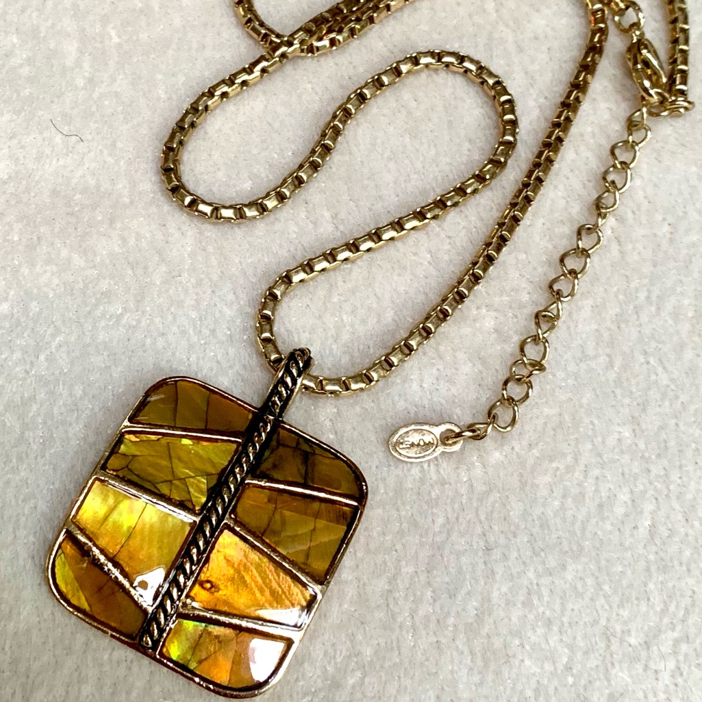 325 Vintage Monet Gold Tone Chain Pendant Necklace 12$